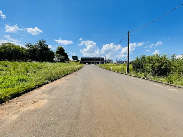 Uma estrada de terra leva a um prédio na paisagem de Lajeado.