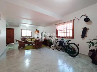 Sala de estar com piso de cerâmica e móveis de madeira.
