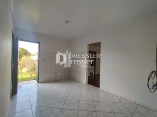 Interior de um ambiente com piso de cerâmica claro.