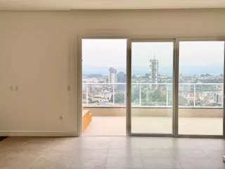 Sala de estar com vista panorâmica da cidade de Lajeado.