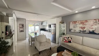 Sala de estar e cozinha de um apartamento moderno em Lajeado.