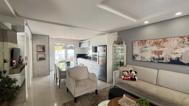 Sala de estar e cozinha de um apartamento moderno em Lajeado.