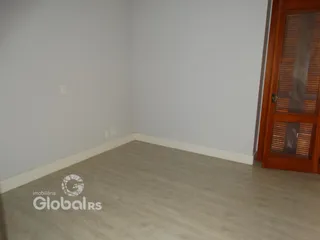 Foto de um cômodo interno com paredes brancas e piso claro.