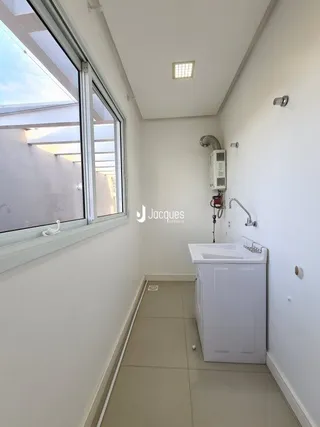 Um corredor com janela e área de banheiro em uma propriedade.