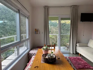 Sala de jantar com vista para a mata densa.