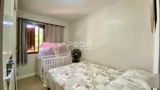 Quarto com cama e janela em um imóvel.