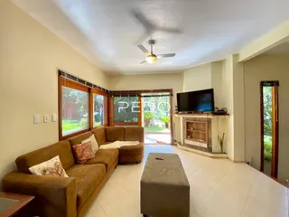 Sala de estar com sofá e lareira em um imóvel no Brasil.