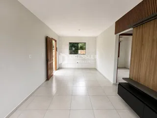 Corredor interno com piso de cerâmica claro e paredes brancas.