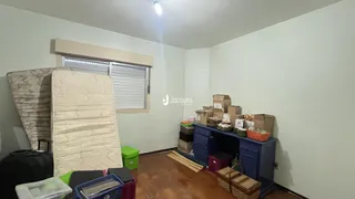Quarto com janela e paredes brancas em um imóvel no Brasil.