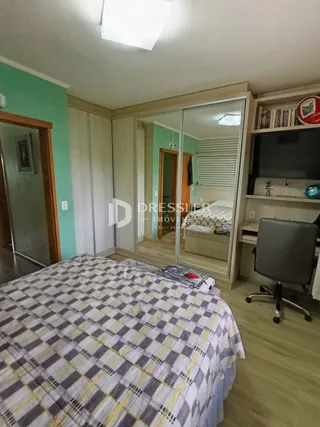 Quarto com cama e armário de parede.