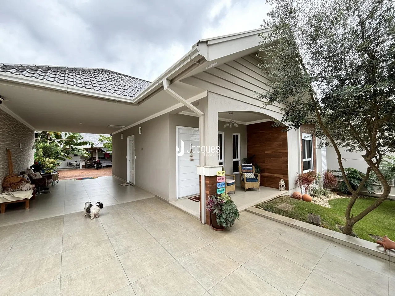 Fachada de uma residência em Lajeado, Brasil, com área externa coberta.