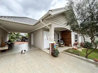 Fachada de uma residência em Lajeado, Brasil, com área externa coberta.