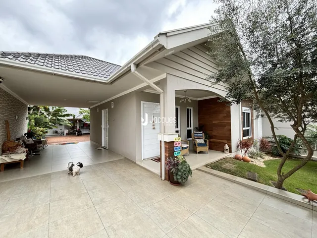 Fachada de uma residência em Lajeado, Brasil, com área externa coberta.
