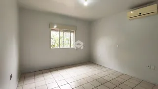 Ambiente interno com piso de cerâmica claro e janela.