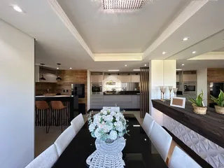 Ambiente moderno de sala de estar e cozinha em um imóvel no Brasil.