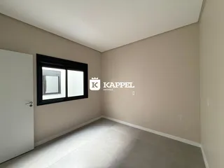 Foto de um cômodo interno com paredes claras e piso de cerâmica.
