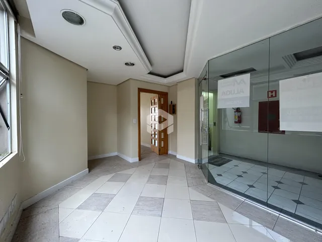 Hall de uma propriedade em Lajeado, Brasil, com piso de cerâmica claro.