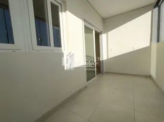 Interior de um ambiente com paredes brancas e piso claro.