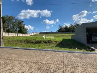 Vista externa de um terreno com cerca e vegetação em Lajeado, Brasil.
