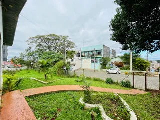 Vista da fachada e jardim de uma propriedade em Lajeado, Brasil.