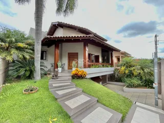 A fachada de uma casa em Lajeado, Brasil, com jardim e escadaria.