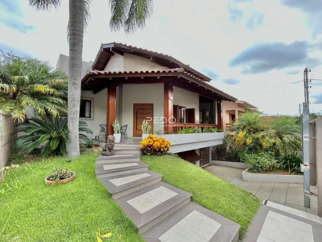 A fachada de uma casa em Lajeado, Brasil, com jardim e escadaria.