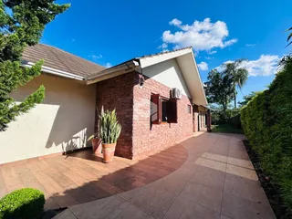 A fachada da casa em Lajeado, Brasil, mostra paredes de tijolo e estuque com um pátio externo.