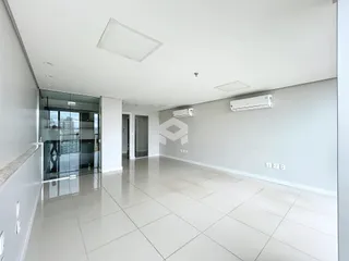 Hall de um apartamento moderno com piso de cerâmica e paredes brancas.