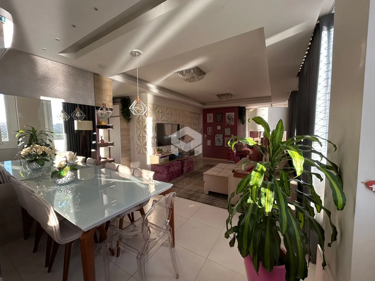 Sala de jantar com mesa de vidro e decoração moderna em um imóvel no Brasil.