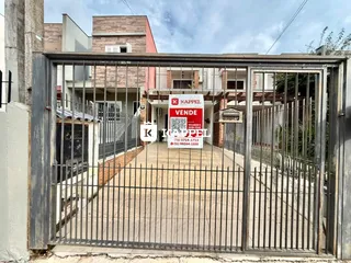 Foto da fachada de uma residência em Lajeado, Brasil, mostrando o portão de metal.