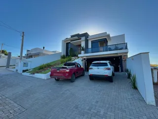 Fachada de uma casa moderna em Lajeado, Brasil.