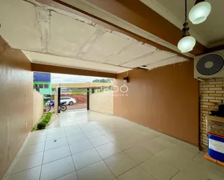 Vista de um corredor interno com piso de cerâmica e abertura para o exterior.