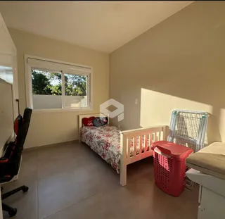 Quarto com janela iluminada.