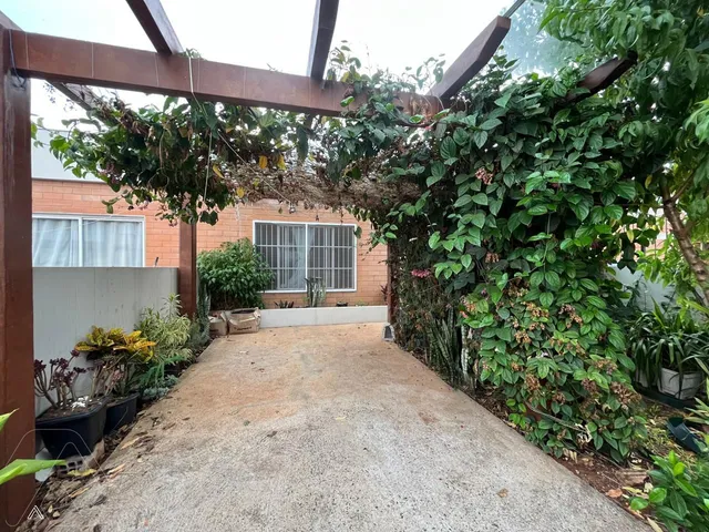 Casa geminada com 2 dormitórios