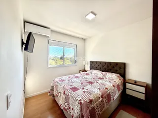 Quarto com cama e janela em um imóvel no Brasil.