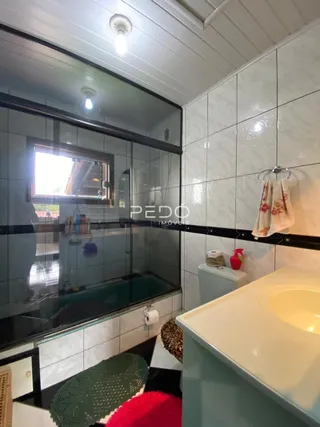 Um banheiro com box de vidro e banheira.