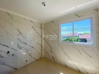 Interior com paredes de mármore e piso de cerâmica.