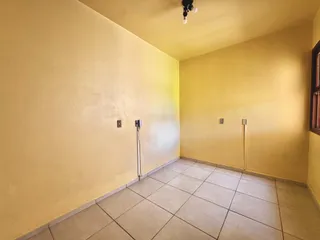 Esta é uma foto de um cômodo interno com paredes amarelas claras e piso de cerâmica.