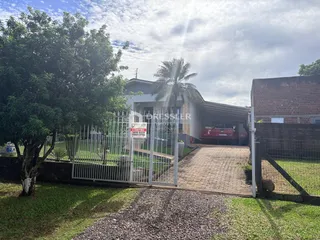 Fachada de uma residência em Lajeado, Brasil, com cerca e portão de entrada.