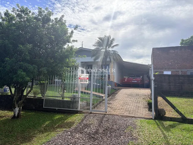 Fachada de uma residência em Lajeado, Brasil, com cerca e portão de entrada.