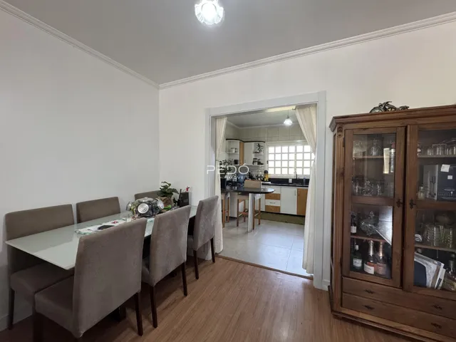 Foto de uma sala de jantar com vista para a cozinha em um imóvel no Brasil.