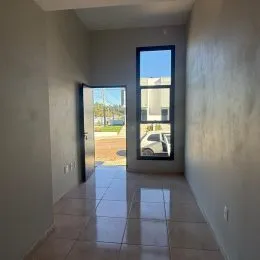 Hall de entrada com piso de cerâmica.