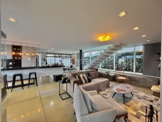 Sala de estar de um apartamento em Lajeado, Brasil, com área de cozinha integrada.