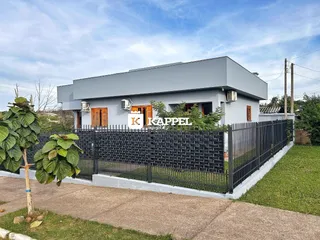 Fachada de uma casa moderna com cerca preta em Lajeado, Brasil.