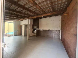 Ambiente interno com forro de madeira exposto e piso de cerâmica.