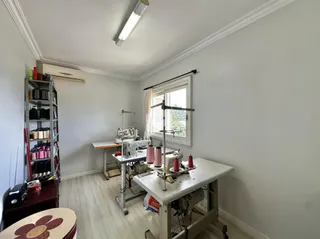 Foto de um ambiente interno com bancadas de trabalho e estantes.