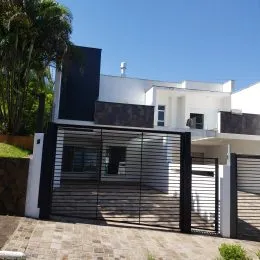 Fachada de uma residência com portão de metal preto.