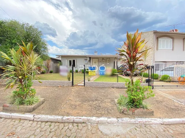 Fachada de uma casa em Lajeado, Brasil com jardim frontal e cerca.