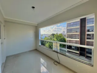 Vista de um ambiente interno com janela para a paisagem urbana.