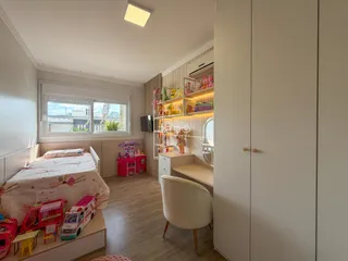 Quarto com cama e armários em um imóvel no Brasil.